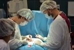 Врачи-хирурги Мурманского многопрофильного центра имени Пирогова провели сложную операцию в области герниологии